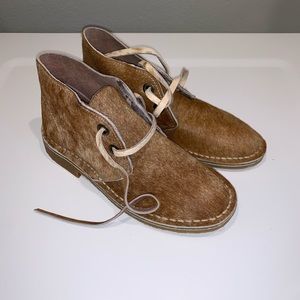 Men’s cowhide shoes.